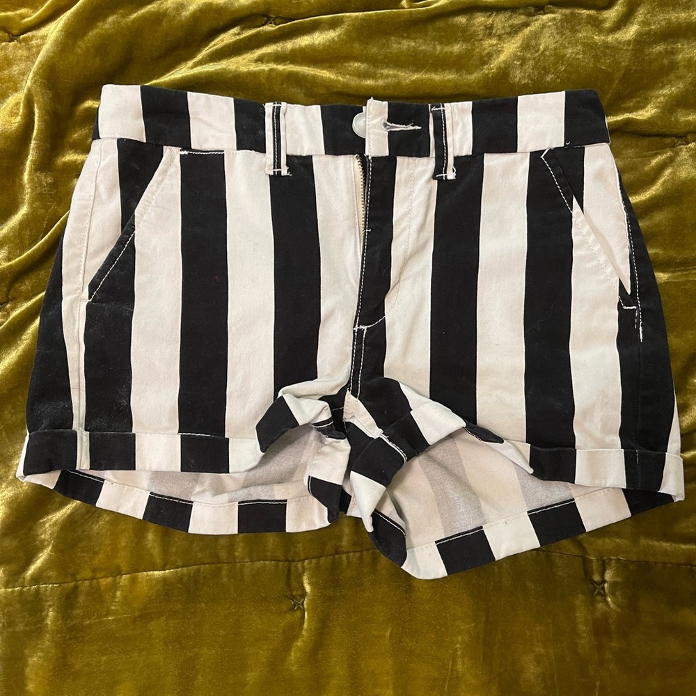 Black and white striped American Eagle high rise shortie